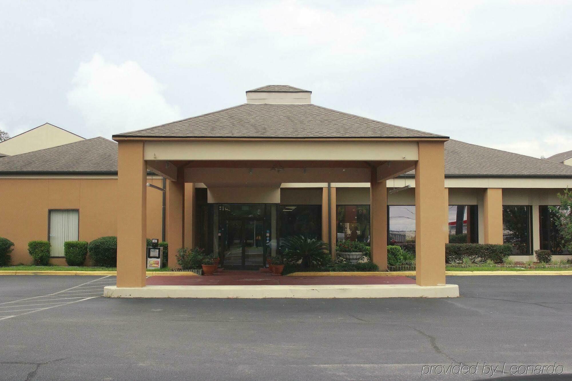 Quality Inn & Suites Pensacola Bayview Exterior photo